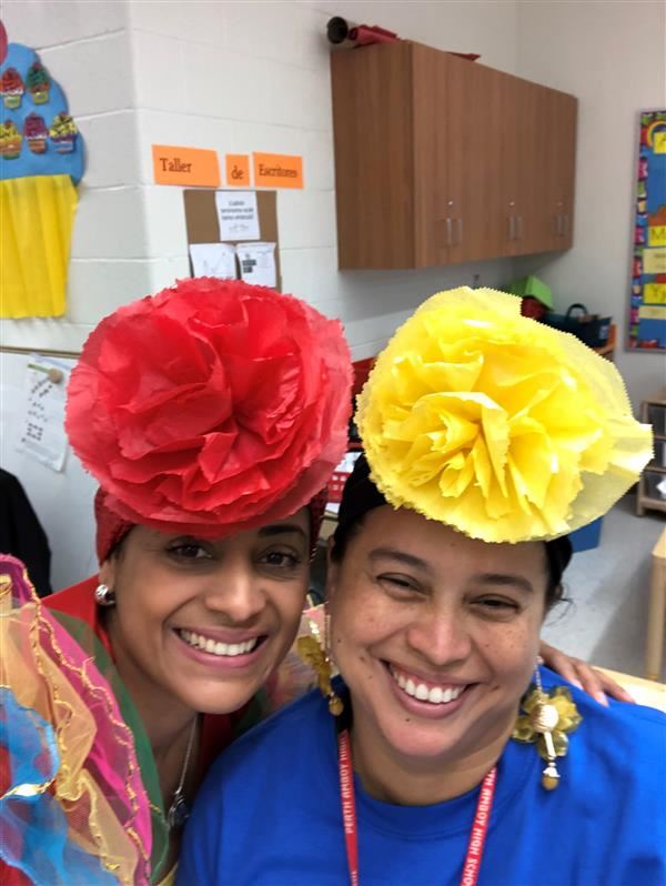 Sra. Fernandez (maestra) y Sra. Zambrano (paraprofesional) Sra. Fernandez (maestra) y Sra. Zambrano (paraprofesional)